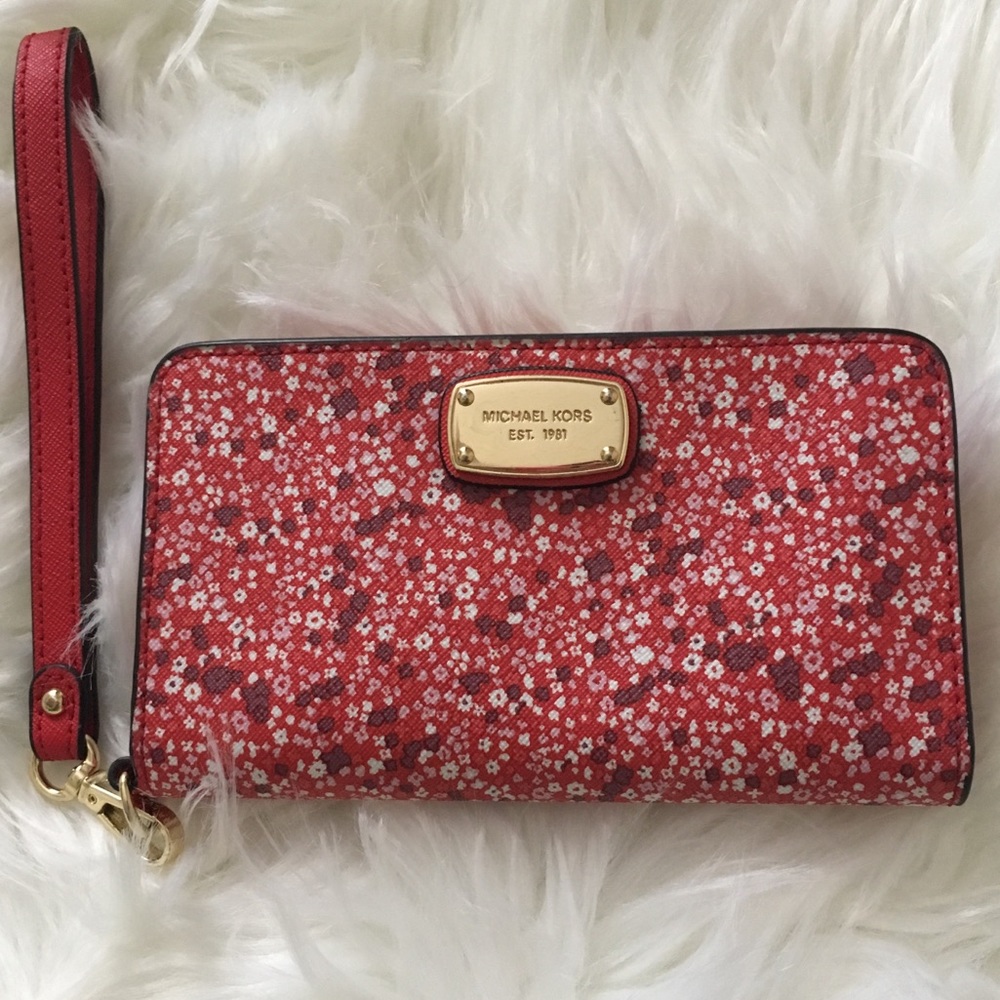 EUC Michael Kors jet set slim tech wristlet wallet